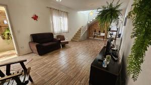 a living room with a couch and a chair at Casa em Cotia Tranquila e Familiar Thermas Animalia Park CT SP in Cotia