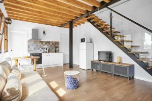 a living room with a couch and a kitchen at Marismas - by Wehomes - casa in Pontejos