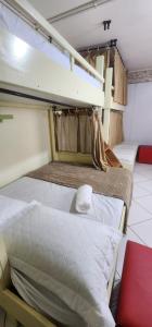een slaapkamer met twee stapelbedden in een kamer bij Hostel em Brusque - para quem busca economia - Ótima localização in Brusque