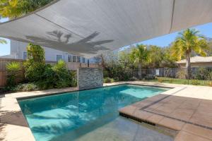 Πισίνα στο ή κοντά στο Hidden Gem at Mudjimba - Walk to Cafes & Surf Beach