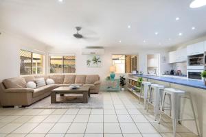 Η κουζίνα ή μικρή κουζίνα στο Hidden Gem at Mudjimba - Walk to Cafes & Surf Beach