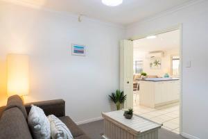 Χώρος καθιστικού στο Hidden Gem at Mudjimba - Walk to Cafes & Surf Beach