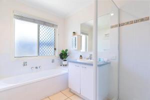 Ένα μπάνιο στο Hidden Gem at Mudjimba - Walk to Cafes & Surf Beach