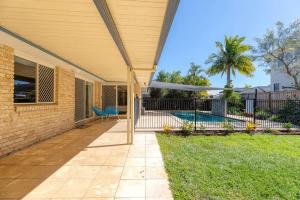 Πισίνα στο ή κοντά στο Hidden Gem at Mudjimba - Walk to Cafes & Surf Beach