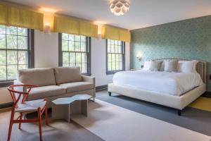 1 dormitorio con 1 cama, 1 sofá y 1 silla en The Poppy Georgetown Guesthouse and Gardens, en Washington