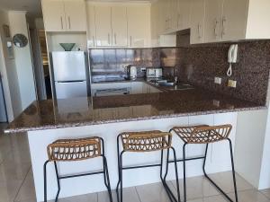 Η κουζίνα ή μικρή κουζίνα στο Location at Its Best - Ocean Views & Private Rooftop