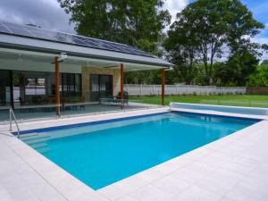 Bazén v ubytování Hinterland Haven with Heated Pool & Lush Surrounds nebo v jeho okolí