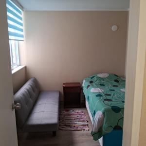 Кровать или кровати в номере Acogedor departamento con estacionamiento +2 фотографии