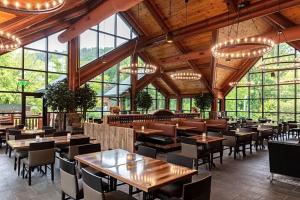 Restoran või mõni muu söögikoht majutusasutuses Gatlinburg cabin with waterpark, minigolf, zipline