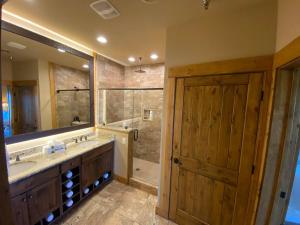 Vannituba majutusasutuses Gatlinburg cabin with waterpark, minigolf, zipline +13 fotot