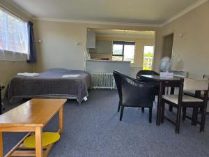 Postel nebo postele na pokoji v ubytování Alpenhorn Motel