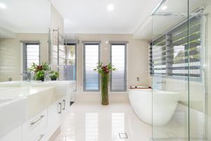 Ένα μπάνιο στο Bribie Breeze Family Retreat with Pool & BBQ