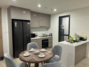 une cuisine et une salle à manger avec une table et des chaises dans l'établissement Căn hộ cao cấp Masteri Centre Point Vinhomes Grand Park Quận 9 TPHCM, à Gò Công