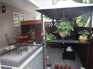 Zahrada ubytování Clean and Quiet 2 bdr 2 bthr private entrance entire guests suite near Coquitlam Center mall and skytrain