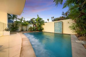 Piscina di Absolute Beachfront Marcoola - Private Pool - Private Spa Bath - Games o nelle vicinanze