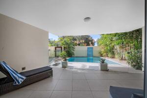 Piscina di Absolute Beachfront Marcoola - Private Pool - Private Spa Bath - Games o nelle vicinanze