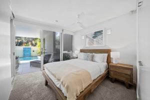Letto o letti in una camera di Absolute Beachfront Marcoola - Private Pool - Private Spa Bath - Games