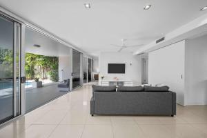 TV o dispositivi per l'intrattenimento presso Absolute Beachfront Marcoola - Private Pool - Private Spa Bath - Games