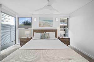 Letto o letti in una camera di Absolute Beachfront Marcoola - Private Pool - Private Spa Bath - Games
