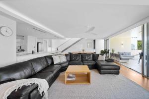 Area soggiorno di Absolute Beachfront Marcoola - Private Pool - Private Spa Bath - Games