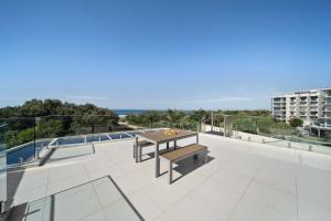 Balcone o terrazza di Absolute Beachfront Marcoola - Private Pool - Private Spa Bath - Games