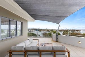 BuddinaにあるPoint Cartwright Penthouse - Ocean and River Viewsのリビングルーム(白い家具、大きな窓付)