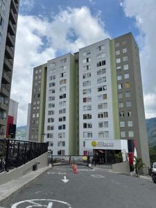 Un gran edificio con un estacionamiento enfrente. en Refugio viajero en el norte con Parqueadero, en Armenia 24 fotos más