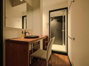 ein Badezimmer mit Waschbecken und Dusche in der Unterkunft Tsumugi Nishinotoinhanayacho in Kyoto + 39 Fotos