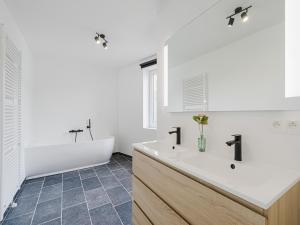 Koupelna v ubytování Holiday Home in Ronse Flemish Ardennes, cleaning included