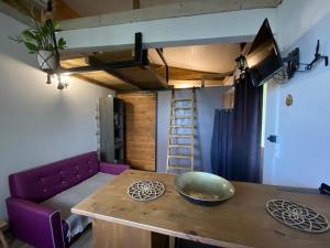una cucina con tavolo e un letto a soppalco di La Tita a Schœlcher