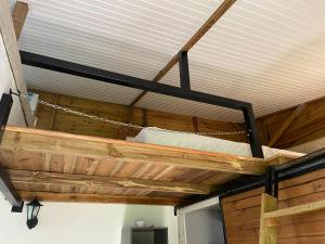 Letto a castello in camera con soffitto bianco di La Tita a Schœlcher