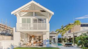 Coen by the Sea في ساحة كاسوارينا: بيت أبيض كبير مع شرفة