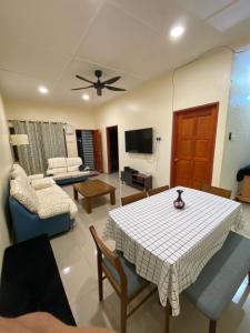 TV a/nebo společenská místnost v ubytování PD Coral cove homestay