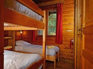 um quarto com 2 beliches num chalé de madeira em Spacious 8-Bedroom Chalet, cleaning included em Barvaux