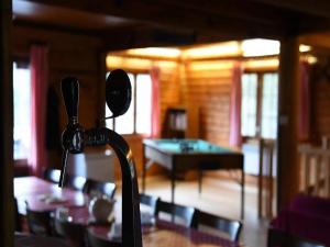 Uma mesa de bilhar em Spacious 8-Bedroom Chalet, cleaning included