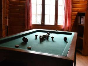 Uma mesa de bilhar em Spacious 8-Bedroom Chalet, cleaning included