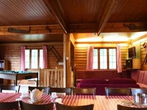 Uma área de estar em Spacious 8-Bedroom Chalet, cleaning included