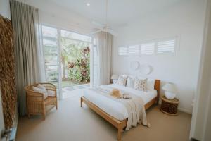 Coen by the Sea في ساحة كاسوارينا: غرفة نوم بيضاء مع سرير ونافذة +27 صورة