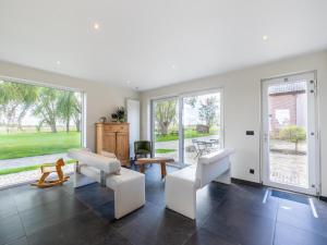 Gambar di galeri bagi Spacious Holiday Home with Pond, cleaning included di Beveren