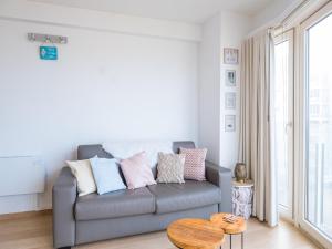 Area soggiorno di Cozy Stay by the Sea, cleaning included