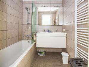Vannituba majutusasutuses Flat in Belgium with Stunning Sea Views, cleaning included