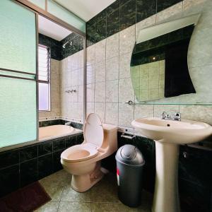 a bathroom with a toilet and a sink at Hotel la Casa de Makito's in Cusco