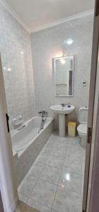 une salle de bain avec une baignoire, un lavabo et des toilettes dans l'établissement Waterfront Panorama Massive Three Bedrooms Flat S8, à Sliema 37 autres photos