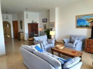 un salon avec des canapés et une table basse dans l'établissement Waterfront Panorama Massive Three Bedrooms Flat S8, à Sliema