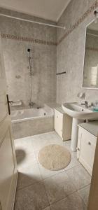 une salle de bain avec une baignoire et un lavabo et une baignoire dans l'établissement Waterfront Panorama Massive Three Bedrooms Flat S8, à Sliema