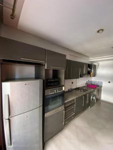 - une cuisine équipée d'appareils en acier inoxydable dans l'établissement Appartement au centre de tanger, à Tanger 4 autres photos