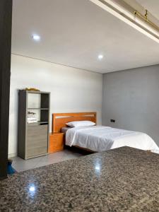 - une chambre avec 2 lits et une armoire dans l'établissement Appartement au centre de tanger, à Tanger