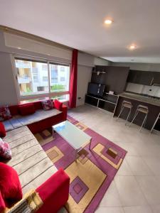 un salon avec un canapé et une table dans l'établissement Appartement au centre de tanger, à Tanger