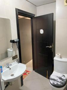 une salle de bains avec toilettes et lavabo dans l'établissement Appartement au centre de tanger, à Tanger
