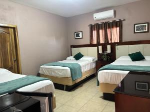 La LimaHotel Lima Park的有两张床和一扇窗户的酒店房间